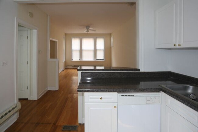 Photo - 728 W Barry Unit B2
