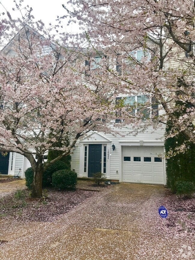 Building Photo - Gorgeous Spotsylvania Townhouse