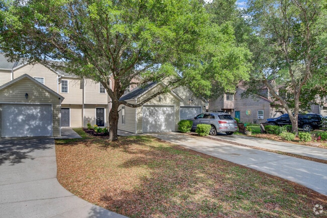 Building Photo - 8662 Roanoke Dr Rental