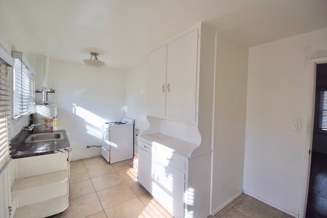 Photo - 14229 Victory Blvd Unit 14233.5