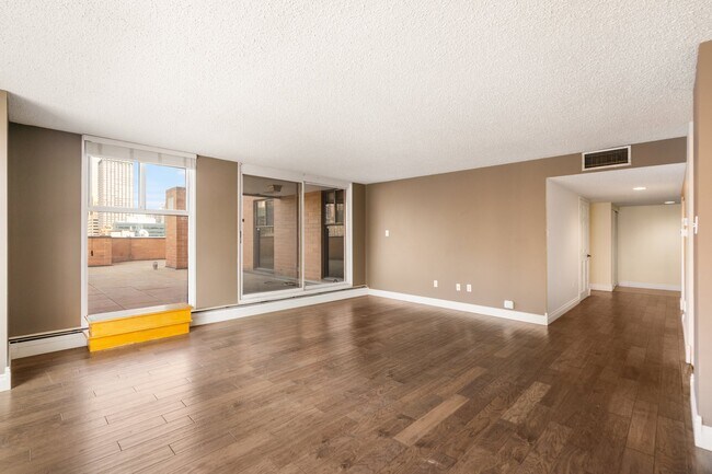 Photo - 1100-1100 8 Ave SW
