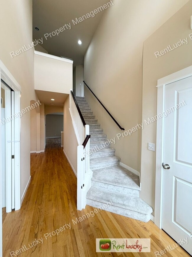 Photo - GREAT 5 Bedroom Home in Bothell with Smart Lights and Beautiful Family Room!