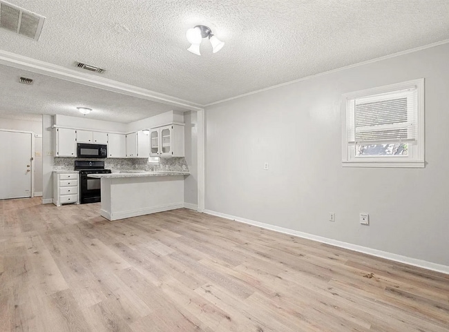 Photo - Light, Bright & Airy 3 Bedroom