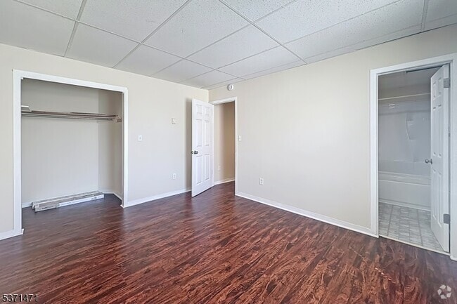 Building Photo - 28 W Blackwell St Unit 2 Rental
