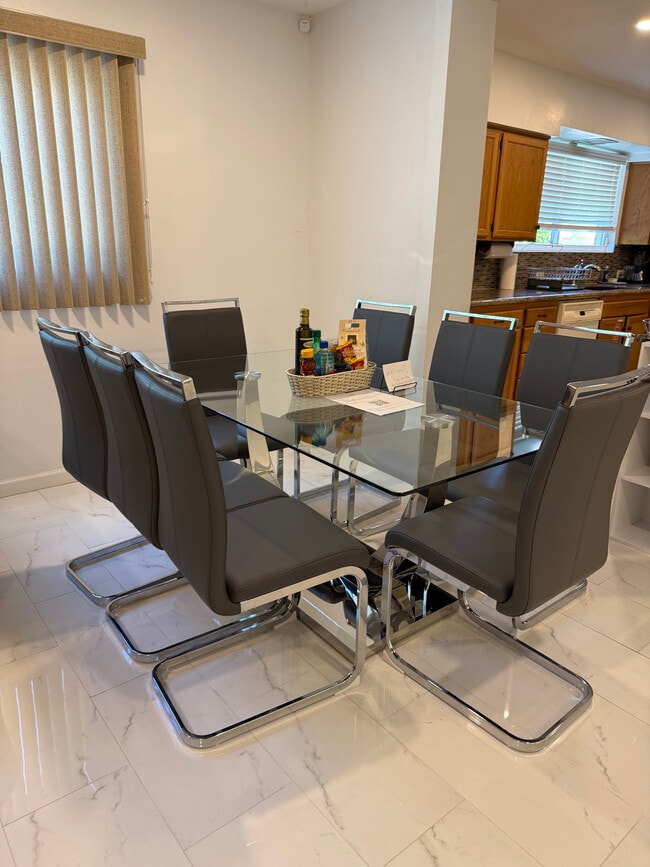 Dinning 8 people - 1546 N Magnolia Ave