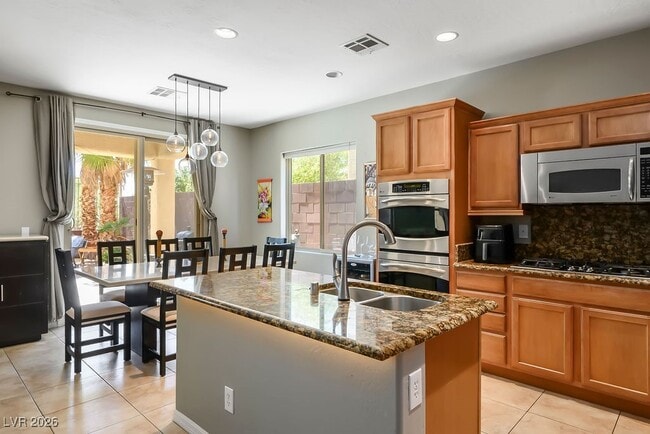 Photo - 2589 Chateau Clermont St