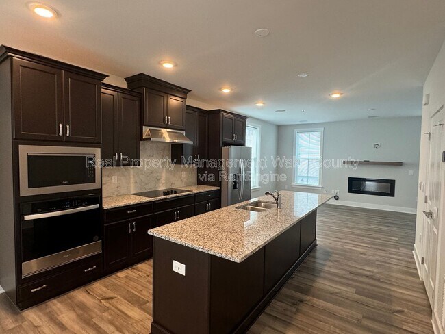 Photo - 11549 Helmond Way