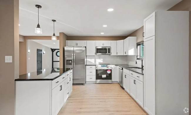 Building Photo - Spacious 3 bedroom home