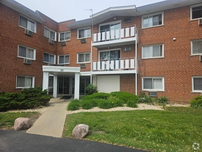 Building Photo - 25 E Palatine Rd Unit 305 Rental