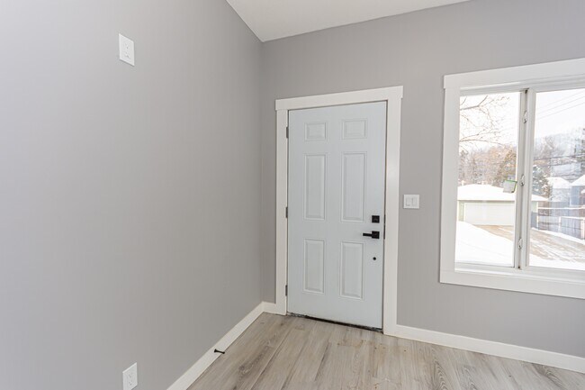 Photo - 11547 St Albert Trail NW Unité Upper-11547