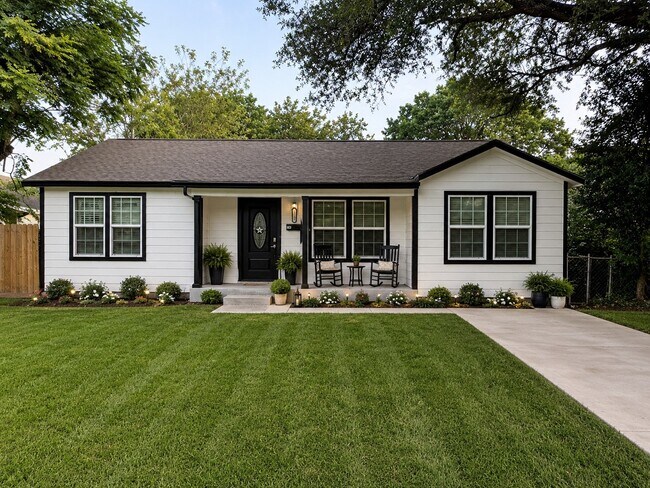 Photo - 1903 Little St