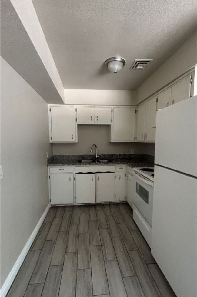 718 W Wilson Ave Unit 103