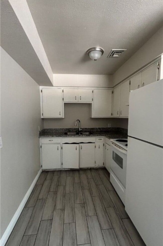 Photo - 718 W Wilson Ave Unit 103