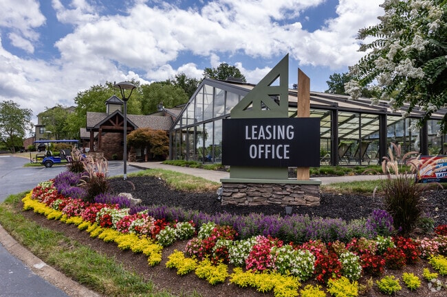 Oficina de arrendamiento - Brighton Valley Apts