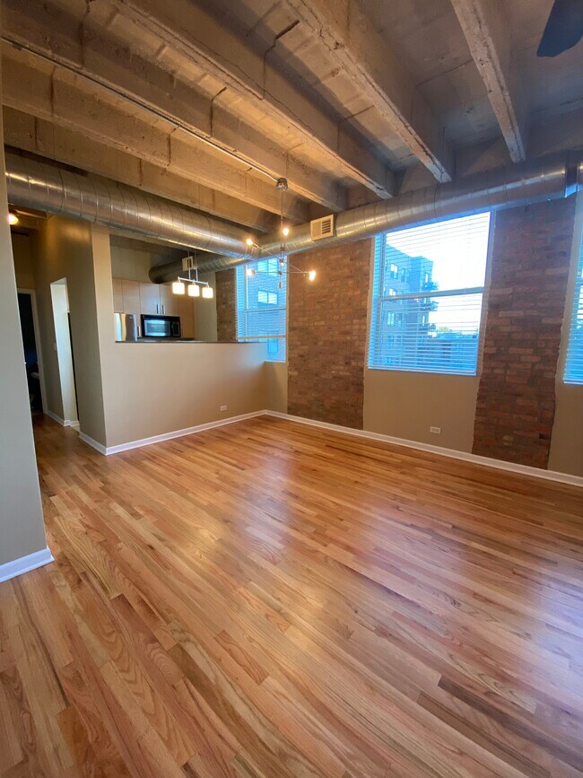 Living Room 3 - 4545 S Drexel Blvd Unidad 3D