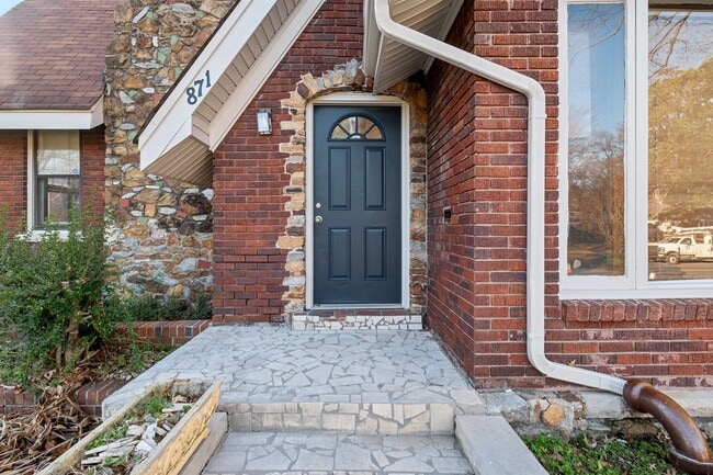 Photo - 871 University St