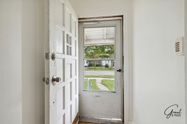 Photo - $1,200/month - 2 Bed 1 Bath in Harper Woods