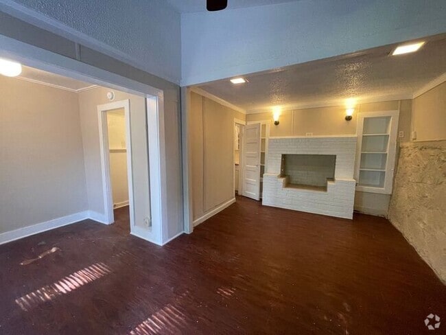 Building Photo - Cozy 1 Bedroom 1 Bath Downstairs Unit Read... Rental