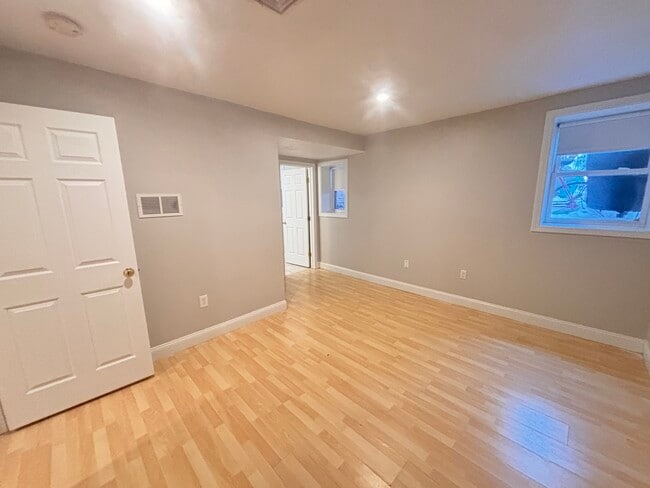 Building Photo - 10 Strathmore Rd Unit #B