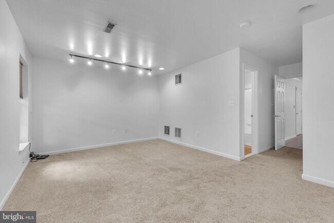 Photo - 5937 Kirkcaldy Ln