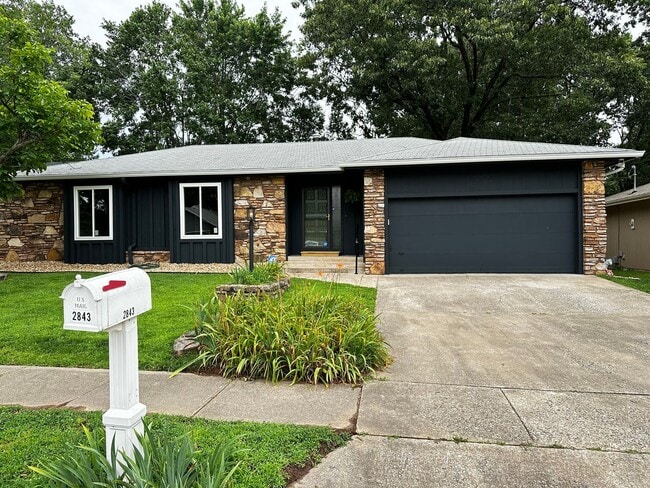 Photo - Spacious 6 Bed, 3 Bath Home with Stone Fireplace & Updated Interior Available?