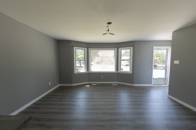 Photo - 360 Avondale Rd Unité Main