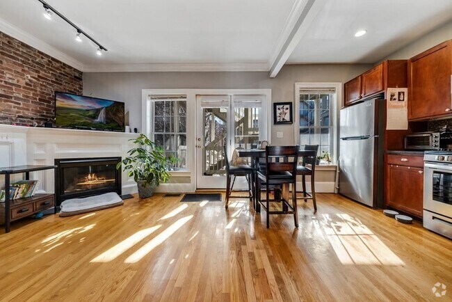 Building Photo - 673 E 2nd St Unit 1 Rental