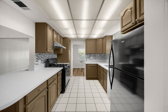 Photo - 3 Bed / 2 Bath Home with 2 Car Garage