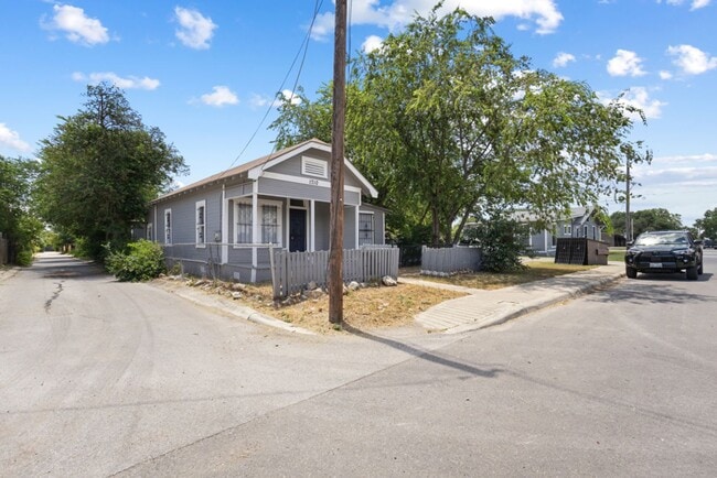 1710 N Navidad St