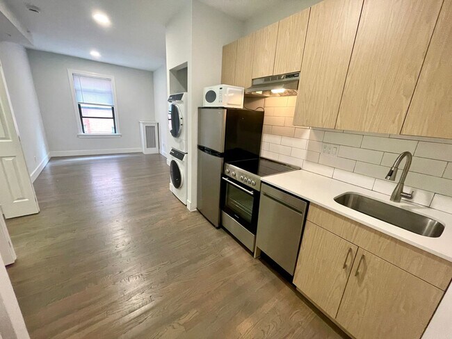 Building Photo - Newbury St Studio apartment on top floor with laundry in unit