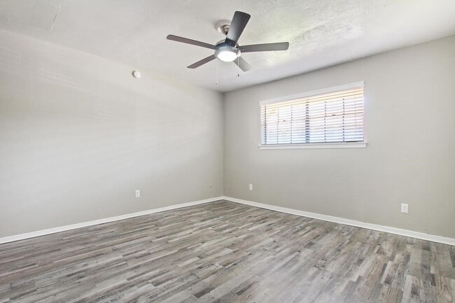 Building Photo - 1212 Hampshire Ln Unit 209-1 Rental