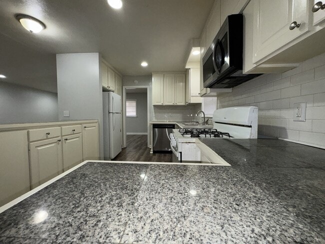 Photo - 304 Colonial Cir