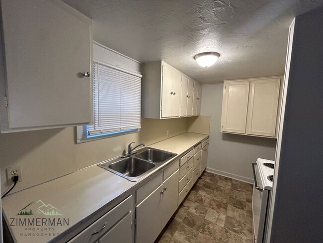 Photo - Newberry Unit 2421 1/2 Kincaid