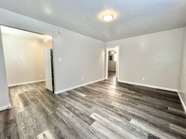 Building Photo - 2 bed 1 bath Unit Apt 28