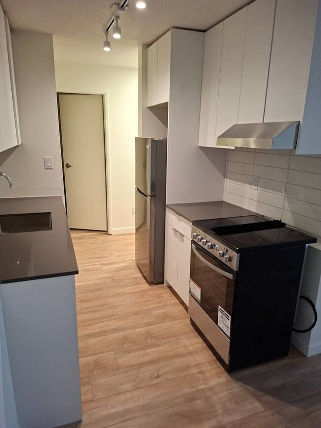 Building Photo - 1320 King Albert Ave