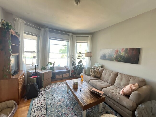 Building Photo - 182-184 Foster Street Unit 2nd Floor