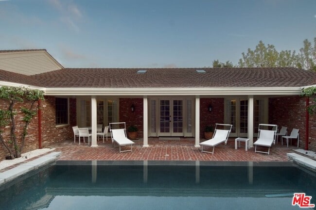 1121 N Beverly Dr