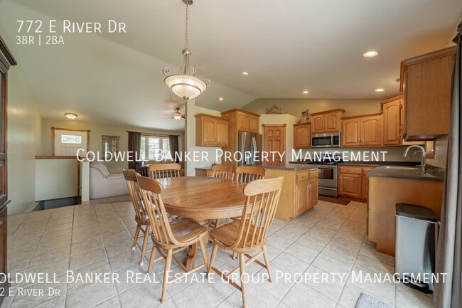 Photo - 772 E River Dr