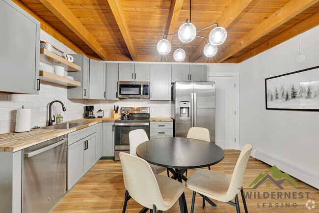 Building Photo - Gorgeous Remodeled Treehouse 2 Bed with Mo...