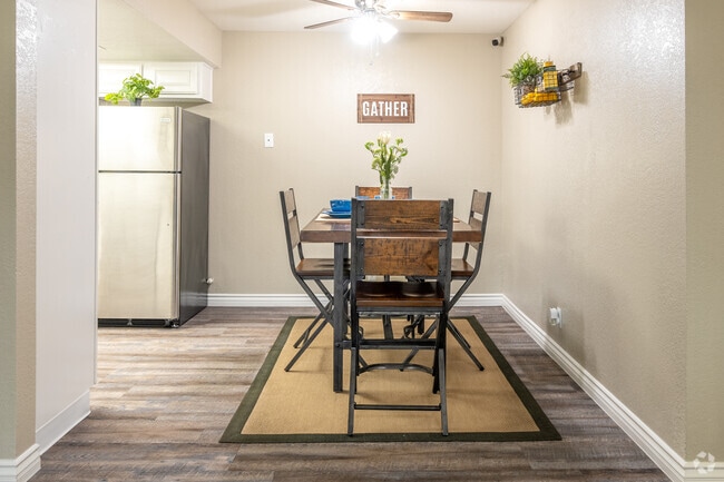 2BR, 2BA - 810SF -Dining Area