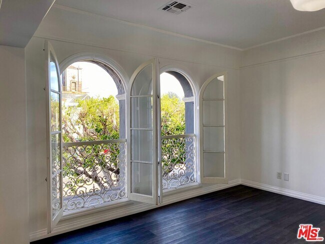 Photo - 619 S La Brea Ave Unidad 2nd Floor