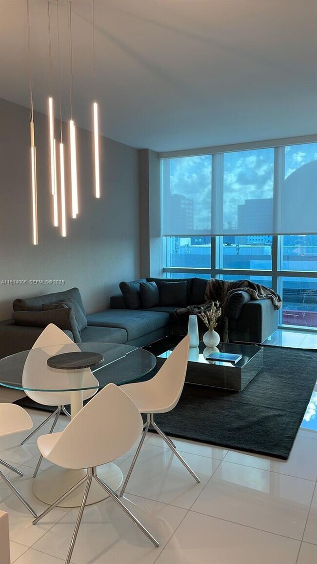 Building Photo - 851 NE 1st Ave Unit 1006