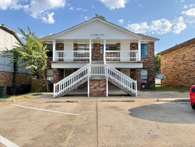 Building Photo - 109 SE 42nd St Unit B