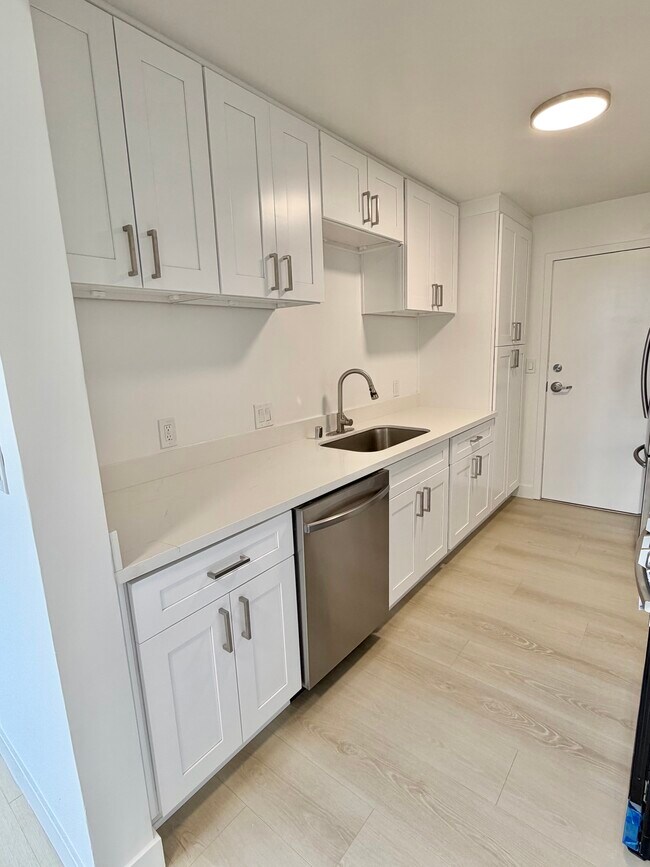 2BR, 2BA - 1281 SF - #404 kitchen