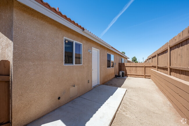 2BR, 1.5BA - 868SF - Private Backyard
