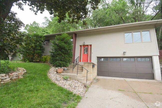 Building Photo - Fantastic 3 bed 2.5 bath Home In Cul-De-Sa...