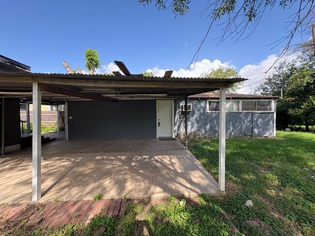 Building Photo - Harwood Unit 2 Rental