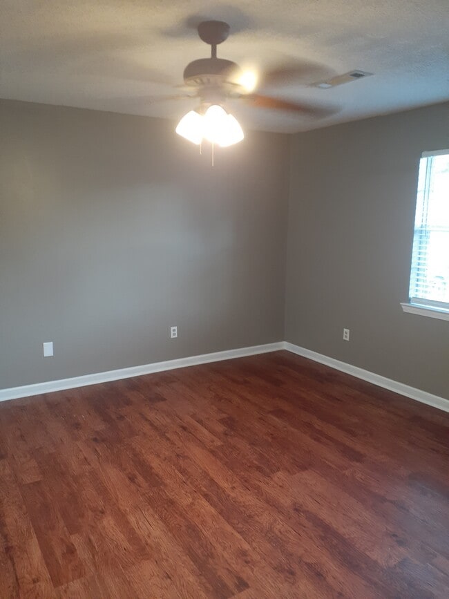 Photo - 11 Redwood St NE