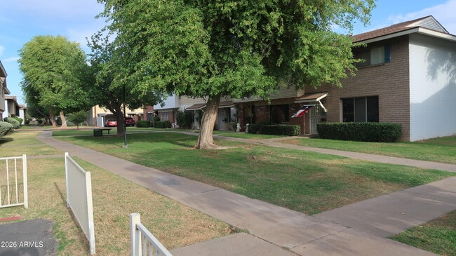 Building Photo - 1627 W Hazelwood St