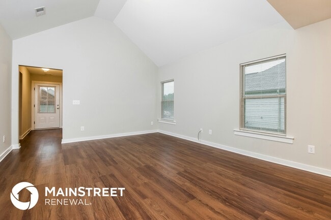 Photo - 875 Maple Trce